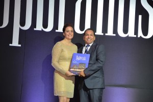 ACH_9552-Lendof & ASoc.-Recibe-Wladimir Lendof-Entrega-Adriana Santa (1)