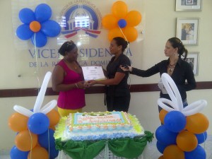 CONFESORA TESORERA CTC RECIBE REONOCIMIENTO DE SUNILDA HERNANDEZ (VESTIDO DE NEGRO CENTRO)