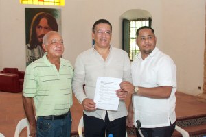 Tony Guevara entrega propuesta de Politicas de Juventud a Jonny Jones