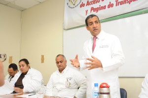 El dr Alberto Diaz junto al equipo medico que trabaja en el programa Maternidad sin riesgos