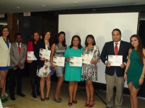 Graduados recibiendo sus certificados
