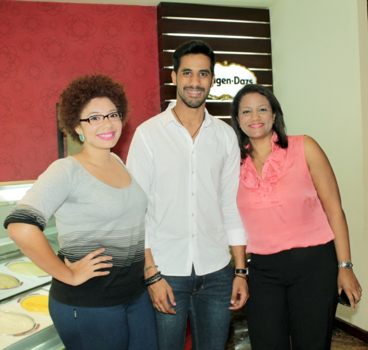 FOTO PRINCIPAL YESSIKA MATOS - ROBERT LLAVERIAS Y LA GERENTE DE TIENDAS HD RUTH GONZALEZ