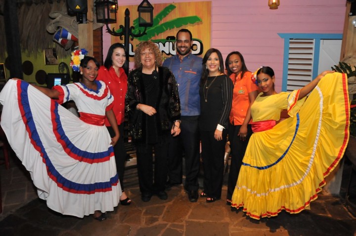 Amanda Coradin, Niurka Camino, Lazaro Sierra, Daniela de Sierra y Adriana Dicent acompañada de las bailarinas