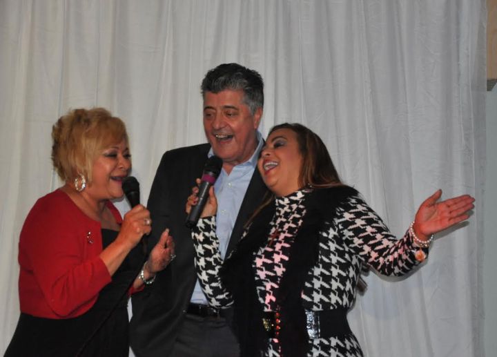 Carmen Chalas, soprano de SFM, Roberto Santana, ex rector de la UASD y Jackeline en trio. improvisan cancion Esta vez, tema que popularizó Javier Solis