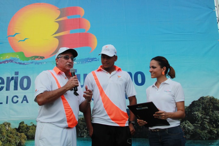 IMG_0825 entrega placa a Carlos Martinez in memoria Oscar Taveras en competencia de Long Drive