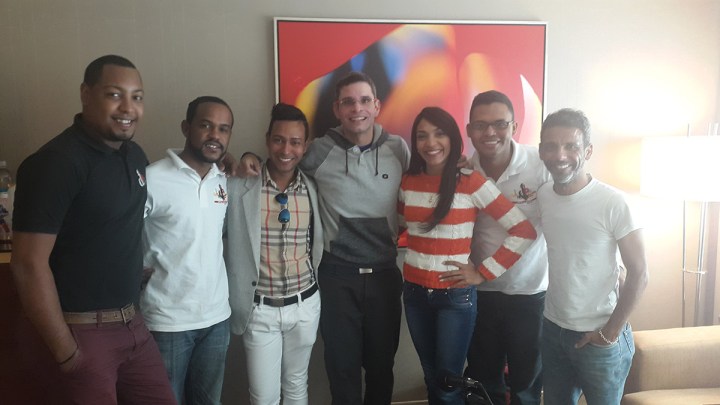 el staff junto al productor musical Master Chris