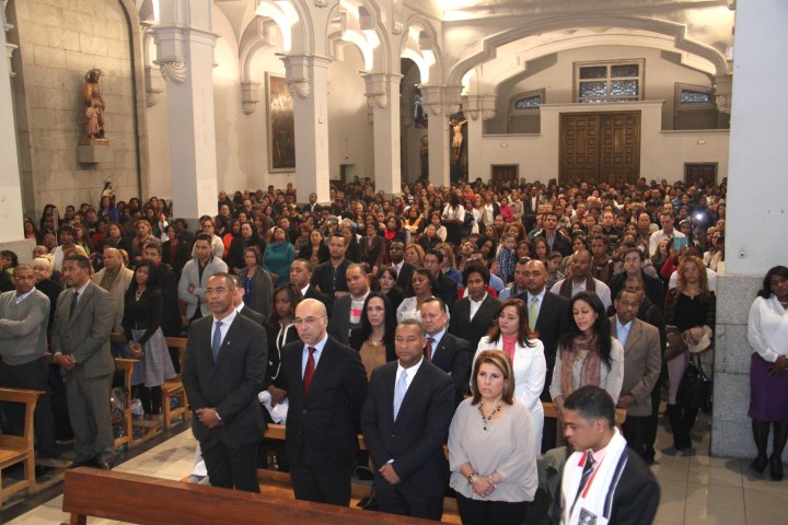 Asistentes a misa en honor a la Virgen de la Altagracia