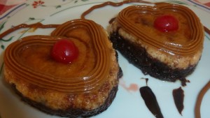 3. Dos porciones flancake en forma de corazu00F3n (Mitad flan, mitad brownie) $300 pesos.