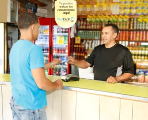 Fotografia Cliente Realizando Transacciones con el sistema Caja Fácil La Nacional