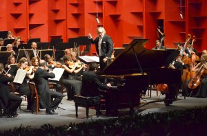 Foto 1 Maestro José Antonio Molina junto al Pianista Español Javier Perianes