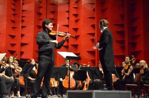 Foto 1 Violinista Ruso Philippe Quint  con el Maestro Ramón Tebar en pleno concierto