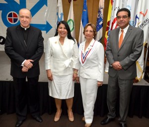 Fotografia Principal Cardenal Nicolás de Jesús López Rodríguez, Milagros Ureña, Angélica Benítez de Ginebra y Cesar Herrera