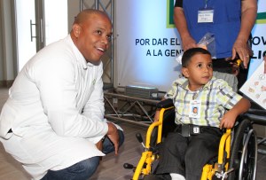 IMG_4250_Dr. Julio PÃ©rez, del Programa Cuenta Conmigo -Despacho de la Primera Dama- con NiÃ±o, Keybel Alvarez