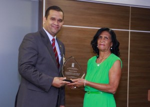 Mujeres  Mario Nuñez enrtrega placa  11-Mar-2015 108_1