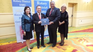 1. Corinna Huang, Presidente de RI Gary Huang, Pedro O. Vargas y Pamela de Vargas.