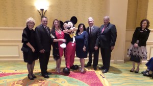 2. Pamela de Vargas, José Mota, Marti Alexander Trieschmann, Mickey Mousse, Annie Mota, Tim Trieschmann y Pedro O. Vargas.