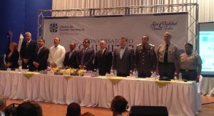 Autoridades nacionales y locales en la mesa de honor en el Encuentro Comunitario.