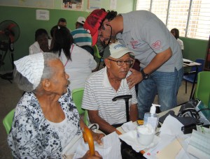 Foto 1 Dr. Pedro Ureña examina a Pacientes  de escasos Recursos Económicos en Paraíso, Barahona