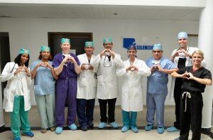 Fotografia Principal 1 Amanda C. Fowler, Tony Almanzar, Miguel Rodríguez, Scott Lim, Pedro Ureña, Freddy Madera, Tom Mead, Ihara Fernández y Jonanlis Ramírez con el símbolo del Corazón