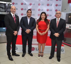 Fotografia Principal Eduardo Ferreira Gte. Country Manager de LG Electronics, Juan Bautista Díaz, Coordinador Regional de Entrenamiento, Yara Chung Gte. De Producto Línea Blanca y