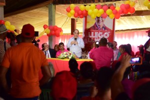 (foto) SANTIAGO.- El candidato presidencial reformista habla en un acto en la comunidad de El Caimito