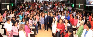 Miguel Pimentel Kareh junto a las madres de la institución