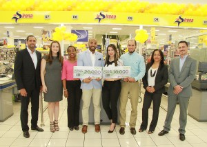 Grupo de colaboradores de VIVA premiados por ejecutivos de VIVA y Grupo Ramos