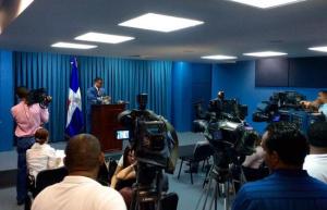 Tommy Galán habla en rueda del Senado.