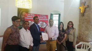 Tony Guevara entrega a Domingo Contreras propuesta de Cumbre sobre Municipalidad