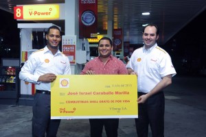 Fernando Santana (Gte. Shell Quisqueya), Jose Israel Caraballo Morilla (ganador) y Fernando de la Vega, Gte.  Operaciones