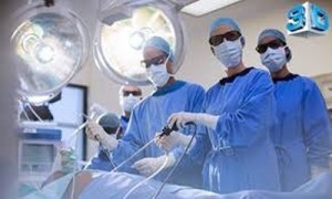 Foto Principal Dr. Pablo Mateo junto a los Dres. Antonio Alcaraz, Director del Departamento  de Urología y  María José Rival, Jefa del Departamento de Urología Oncológica  Hospital Clínico de Barcelona, España