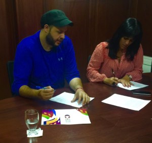 2.- Jean Gabriel Guerra y Celinés Toribio firman acuerdo para trabajar juentos la película A Tiro Limpio