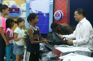 El senador Jose Rafael Vargas entrega mochilas