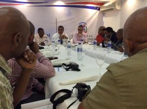 Tommy Galán en encuentro con los periodistas.