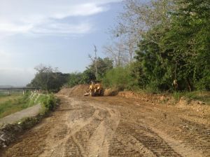 Un greader remueve terrenos.