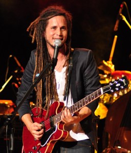 Vicente García con guitarra