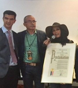 1-concejal-ydanis-rodriguez-saco-y-corbata-y-armando-guareno-fundador-del-festival-de-cine-dominicano-de-ny