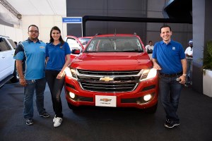 1-ramon-gonzalez-marianne-cruz-y-hugo-beras-junto-a-la-nueva-chevrolet-colorado