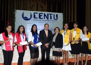 2-al-centro-cielo-reynoso-de-reyes-y-luis-manuel-cruz-junto-a-las-estudiantes-meritorios