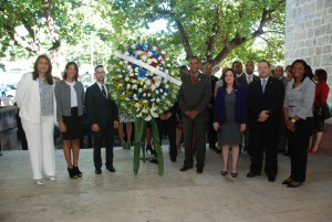dsc_1359-la-dra-laura-hernandez-roman-encabeza-ofrenda-floral-junto-a-defensores-publicos
