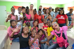 3-el-senador-junto-a-los-ninos-de-la-escuela-hogar-mis-pequenos-hermanos-de-san-pedro-de-macoris