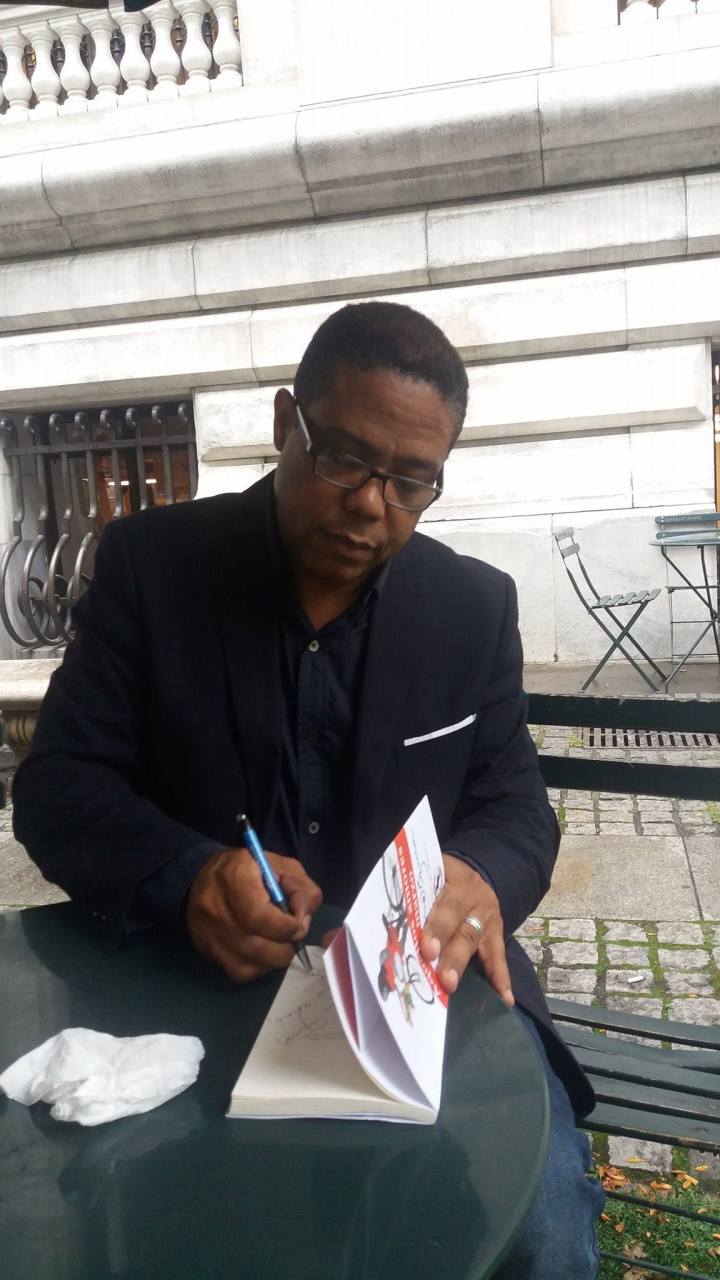 firmando un libro en USA