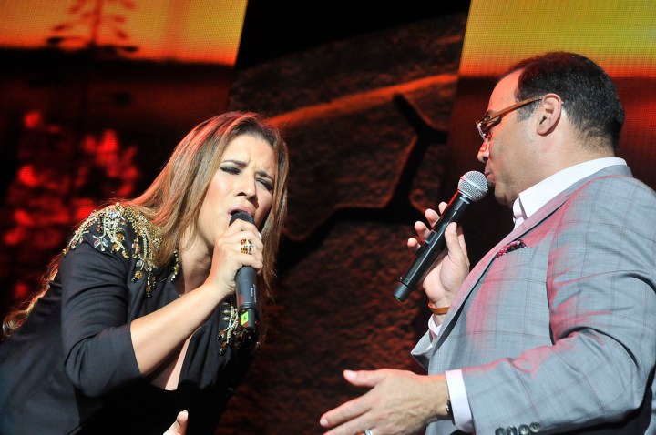 Nathalie Hazim y Gilberto Santa Rosa en escena