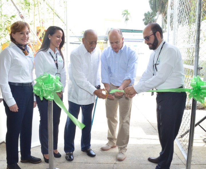 Corte de cinta el ministro de Medio Ambiente Francisco Dominguez Brito, Bolivar Reynoso, Christian Reynoso, Gloria Gonzalez y Johanny Camilo.