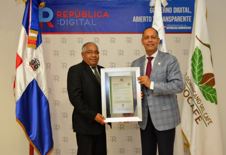 El director general de la OPTIC, ingeniero Armando García_ realiza la entrega de la certificación NORTIC A3, al ingeniero José Fermín Núñez, director ejecutivo del CODOCAFÉ.