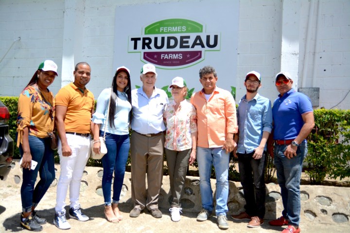 1 Betania Florentiino y acompañante, Dinanjelin Gutiérrez, Gerald Trudeau y esposa, acompañante de una de las ganadoras, Andrew Reyes y Franklin Liriano