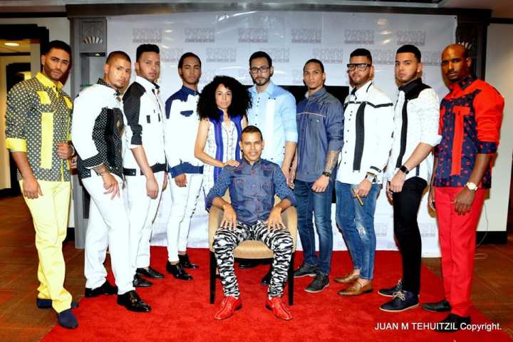 Dominis Tirado junto a los modelos