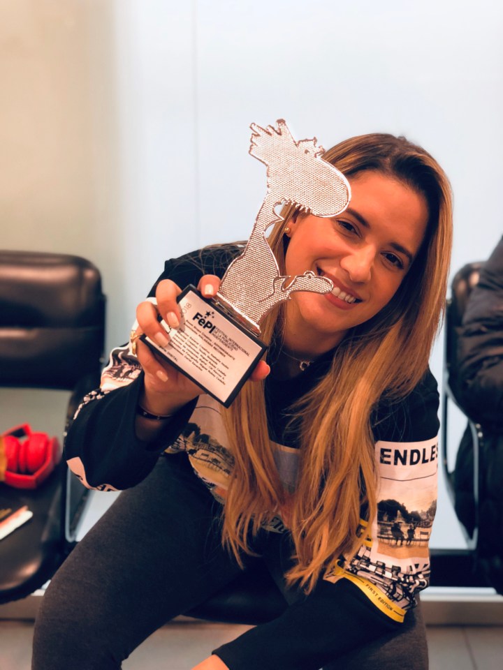 Nathalie Hazim, propietaria de Room Grupo Creativo, muestra el premio