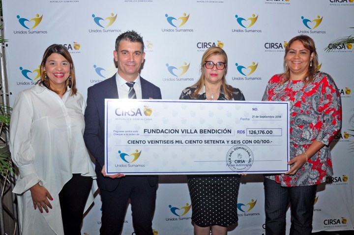 Wendelyn Issa, Daniel Castilla y representantes de Villa Fundación.jpg